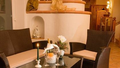 Sitzecke mit schwarzen Stühlen und Kerze