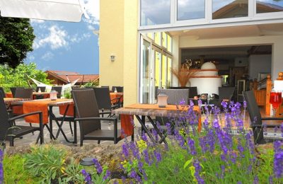 Tische und Stühle auf Terrasse