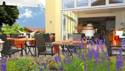 Tische und Stühle auf Terrasse