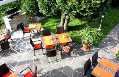 Orangefarbende Tische und Stühle von oben gesehen auf der Terrasse