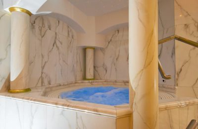 Whirlpool umgeben von zwei Marmorsäulen