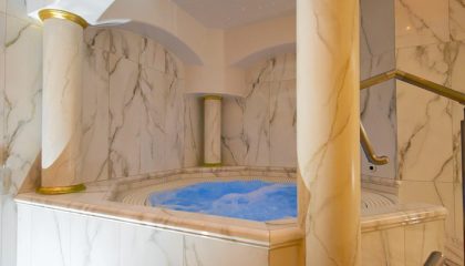 Whirlpool umgeben von zwei Marmorsäulen