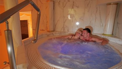 Paar relaxt gemeinsam im Whirlpool