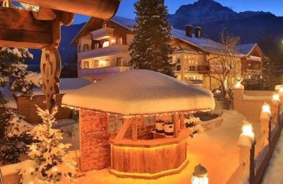 Verschneiter kleiner Glühweinausschank