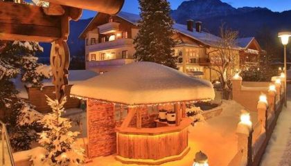 Verschneiter kleiner Glühweinausschank