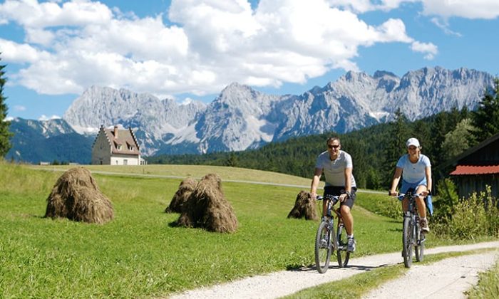 Mann und Frau fahren Mountainbike