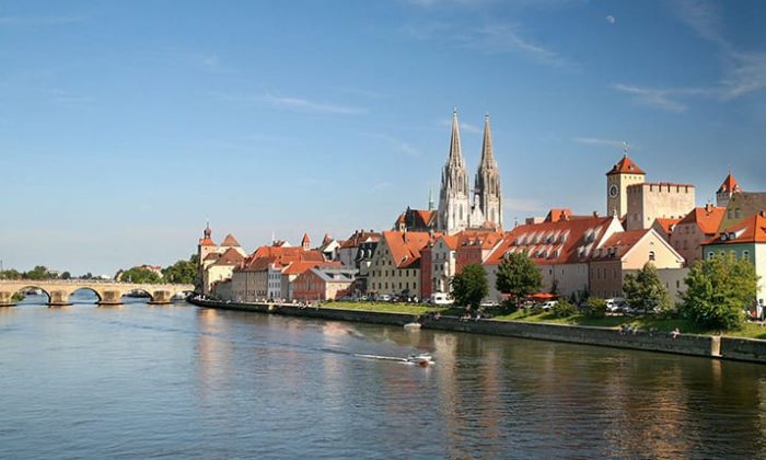 Skyline von Regensburg mit Wasser