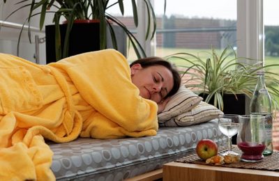 Frau in gelbem Bademantel entspannt 