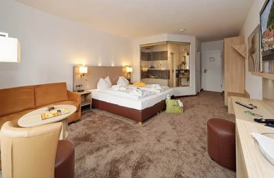 Wohnraum und Bett im Zimmer Erde