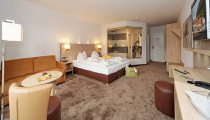 Wohnraum und Bett im Zimmer Erde