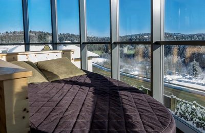 Bett vor Winterpanorama