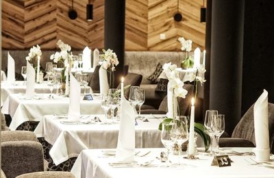 Fein gedeckter Tisch im Restaurant