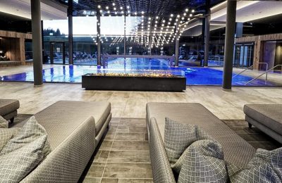 Großer Indoorpool mit Liegen