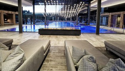 Großer Indoorpool mit Liegen