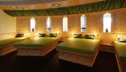 Grüne Betten in einem Ruheraum