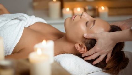 Massage Frau erhält Kopfmassage