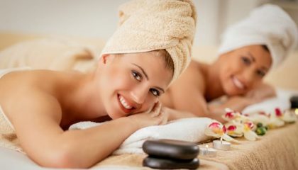 Freundinnen-Wellnesszeit Zwei Frauen mit weissen Handtüchern genießen Massage