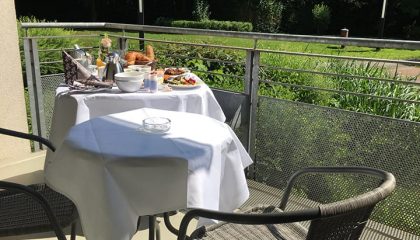 Frühstück Kleines Frühstücksbuffet auf einer Terrasse