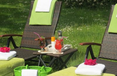 Liegen im Garten mit Erfrischungsgetränken