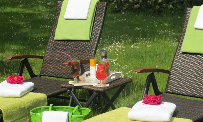 Garten Liegen im Garten mit Erfrischungsgetränken