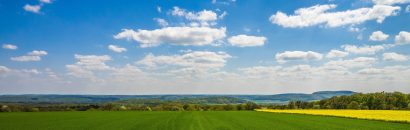 Landschaft von Rhön mit grünen Wiesen