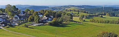 Grüne Wiesen vor blauem Himmel im Sauerland