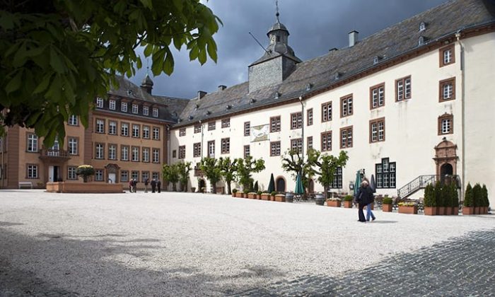 Außenansicht des weisen Schlosses Berleburg