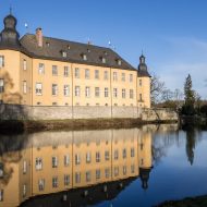 Die Schlossanlage mit Wasser von Schloss Dyck