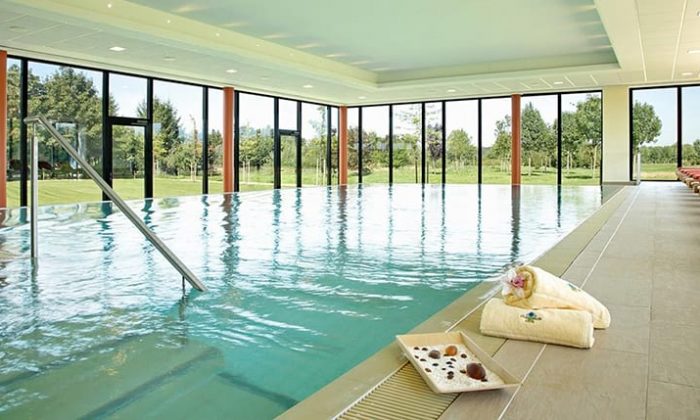 Klares Wasser im Indoor Pool