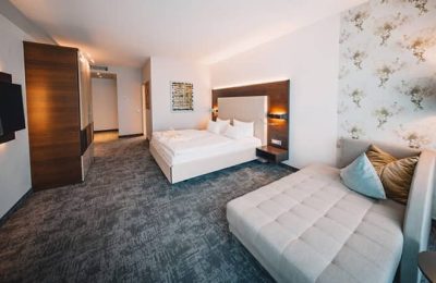 Schlafbereich im Panorama Deluxe Zimmer im See Park Janssen