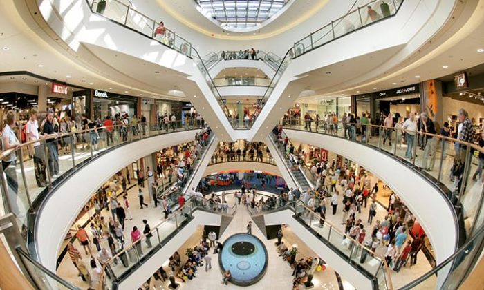 Menschen im Shoppincenter in Passau