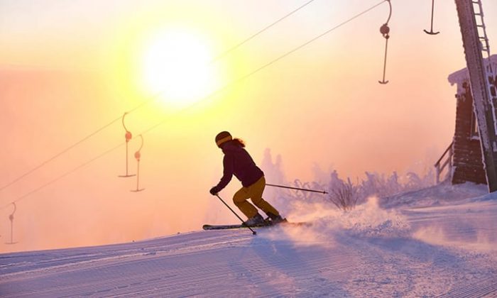 Skifahrer bei Sonnenuntergang