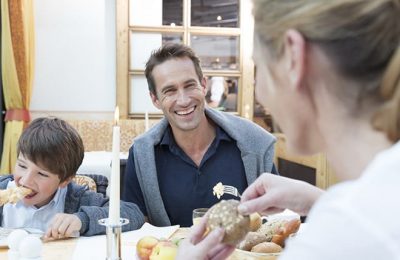 Familie sitzt am Frühstückstisch