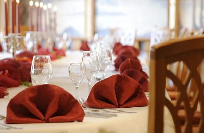 Tisch mit roten Servietten in der Nahaufnahme
