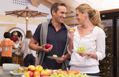 Paar steht am Obstbuffet