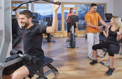 Menschen trainieren an modernen Sportgeräten
