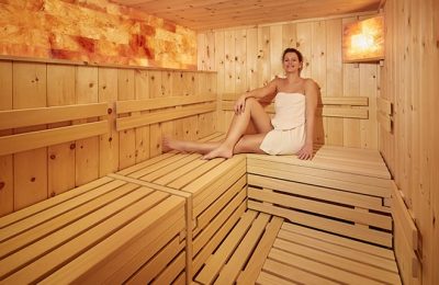 Frau entspannt in Sauna