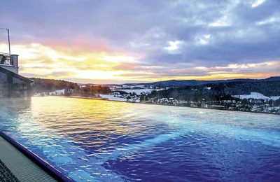 Skypool im Winter mit Blick auf Grafenwiesen