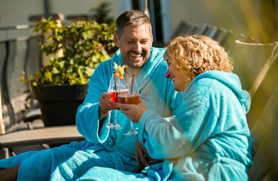 Paar stößt mit Cocktails an