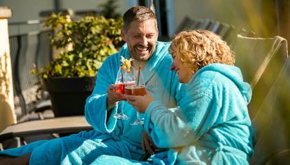 Paar stößt mit Cocktails an