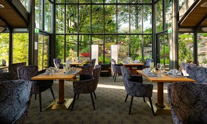 Gedeckte Tische im Restaurant