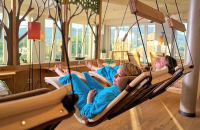 Paar auf Schwebeliegen im Ruheraum Horizont