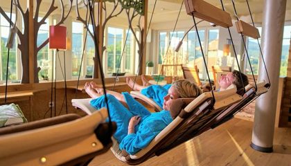 Paar auf Schwebeliegen im Ruheraum Horizont