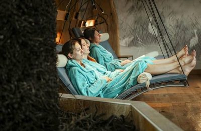 Frauen entspannen im Ruheraum Sole