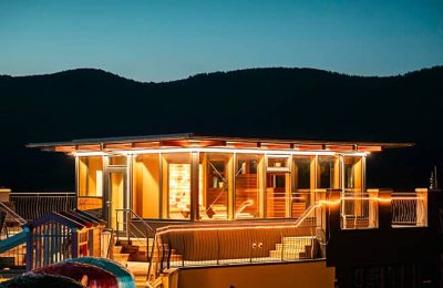 Beleuchtetes Skyloft am Abend