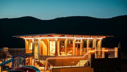 Beleuchtetes Skyloft am Abend