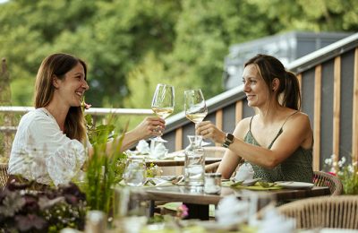 Terrasse Freundinnen im Spirit & Spa Hotel Birkenhof