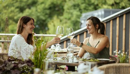 Terrasse Freundinnen im Spirit & Spa Hotel Birkenhof