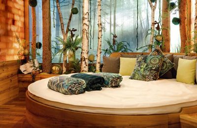 Rundes Bett in der Waldlounge