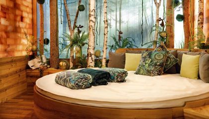 Rundes Bett in der Waldlounge